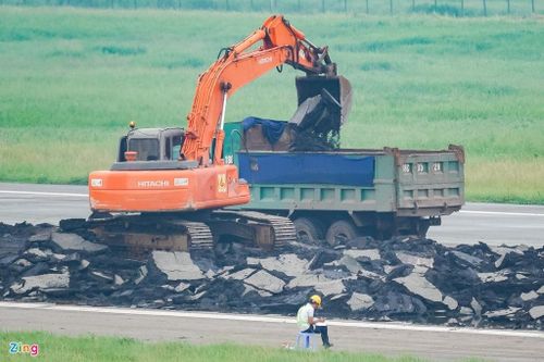 Máy xúc cào xới đường băng Tân Sơn Nhất, Nội Bài