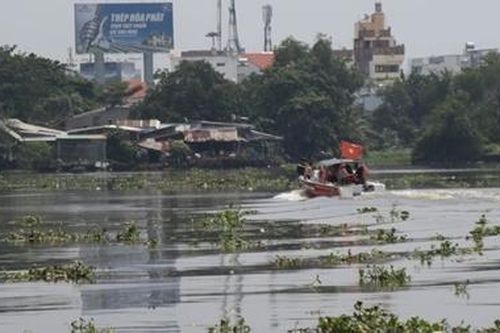Bỏ lại ba lô, nam thanh niên gieo mình xuống sông Sài Gòn