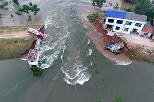 Vỡ đê sông Trường Giang, hàng nghìn dân sơ tán khẩn cấp