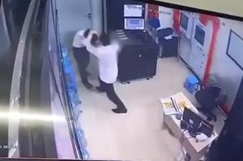 Nữ bảo vệ chung cư bị kẻ say xông vào phòng đánh trọng thương