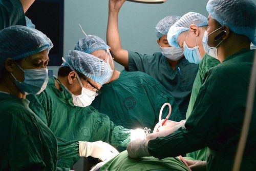 Người phụ nữ 'đeo' khối u khổng lồ ở cổ suốt 30 năm