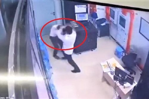 Gã thanh niên đánh tới tấp nữ nhân viên bảo vệ chung cư ở Hà Nội