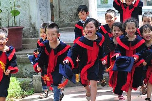 Hình ảnh ngộ nghĩnh của các cử nhân 'mầm non' đi chụp ảnh kỷ yếu