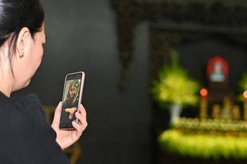 Xót xa lễ tang của NSƯT Hoàng Yến: Con gái, cháu ngoại nhìn mẹ, bà lần cuối qua Facetime