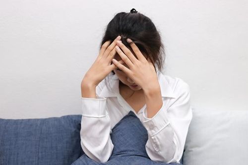 Bên là chồng, bên là bố