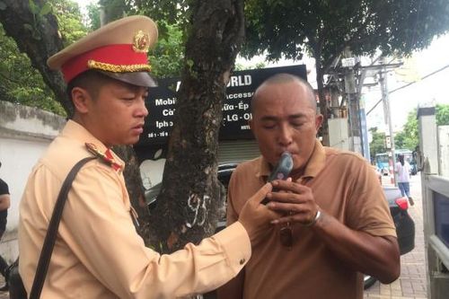 Được yêu cầu kiểm tra nồng độ cồn, lái xe rút thuốc ngồi hút cả tiếng
