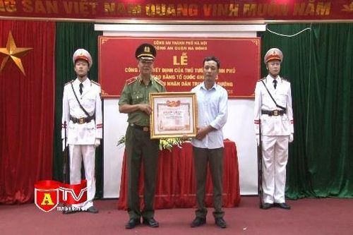 Trao tặng Bằng Tổ quốc ghi công cho thân nhân liệt sĩ ở quận Hà Đông