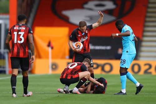 Cầu thủ Bournemouth nằm bất động sau va chạm mạnh trên không