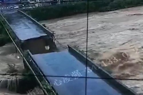 Cầu gần 500 năm tuổi bị nước lũ cuốn trôi ở Trung Quốc