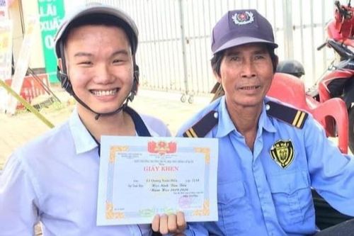 Lần đầu được nhận giấy khen, 10X check-in từ siêu thị đến bệnh viện