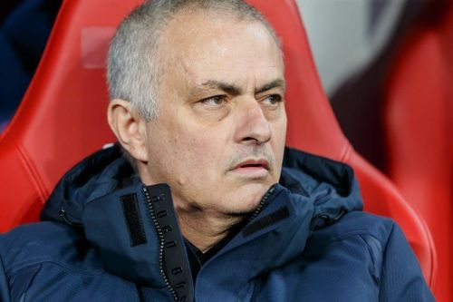 HLV Mourinho chê trọng tài và VAR vì mất penalty