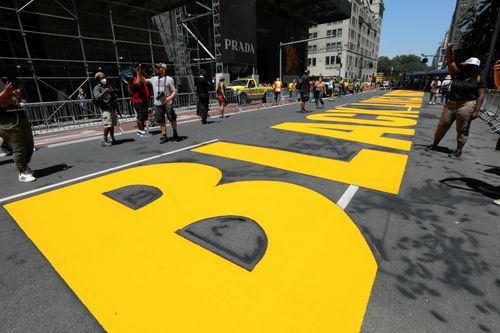 Thị trưởng New York sơn chữ 'Black Lives Matter' trước Tháp Trump