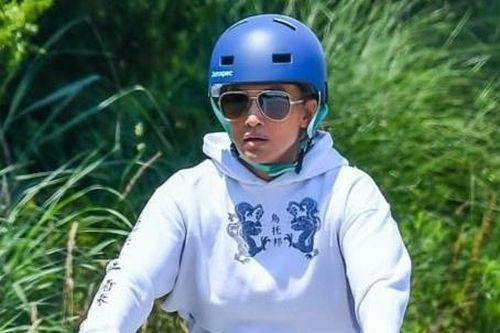 Jennifer Lopez bị chỉ trích khi đi nghỉ mát