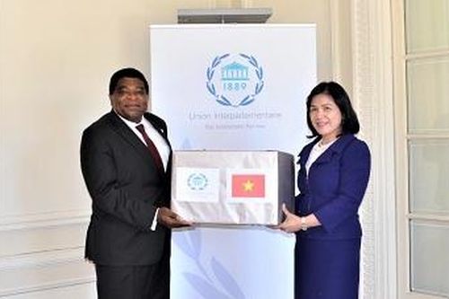 Quốc hội Việt Nam tặng khẩu trang y tế cho Ban Thư ký IPU