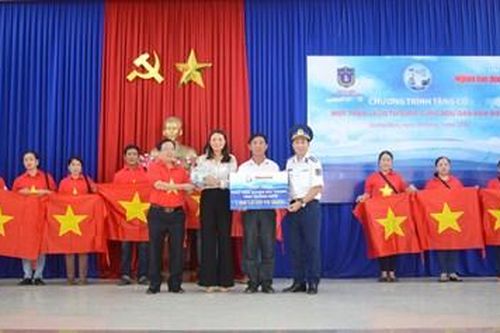 Trao 1.500 lá cờ Tổ quốc tặng ngư dân Quảng Nam