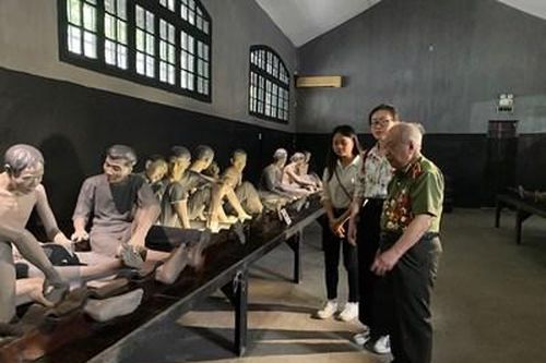 Tọa đàm và giao lưu với nhân chứng lịch sử ở Nhà tù Hỏa Lò