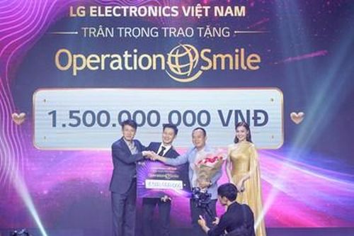 Bán đấu giá TV OLED 8K, dành tặng 1,5 tỷ đồng cho Tổ chức Phẫu thuật nụ cười