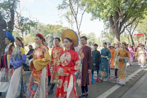 Chúa Nguyễn Phúc Khoát - người 'khai sinh' áo dài Việt Nam