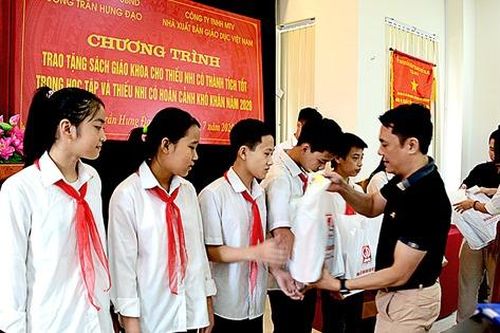 Tặng SGK cho học sinh hoàn cảnh khó khăn