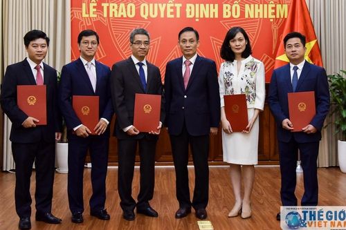 Thứ trưởng Lê Hoài Trung trao quyết định phân công cán bộ cấp Vụ