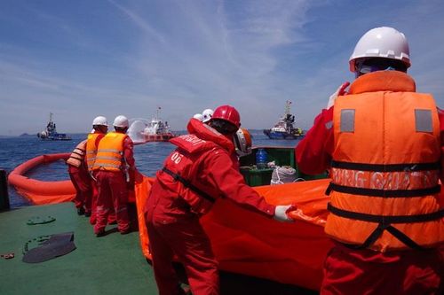 Diễn tập xử lý sự cố tràn hơn 10 tấn dầu thô trên biển