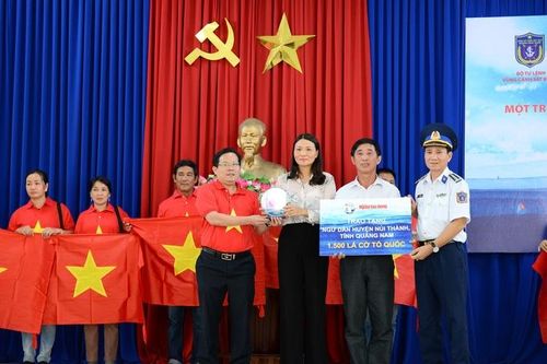 Ngư dân đón nhận 1.500 lá cờ Tổ quốc từ Báo Người Lao Động