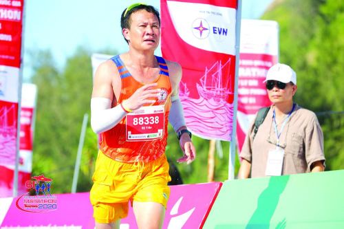 Giải Tiền Phong Marathon: Chuyện người thầy quay lại đường chạy cổ vũ học trò