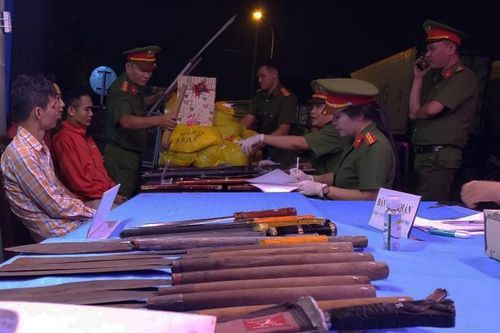 Người Sài Gòn rủ nhau đi nộp đao kiếm, súng đạn cho Công an