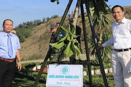 Trầm hương Khánh Hòa trao tặng vườn hoa tại cột cờ Thới Lới cho huyện đảo Lý Sơn