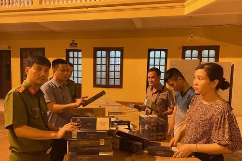 Xe thư báo chở lậu 40.000 bao thuốc lá trị giá gần 1 tỷ đồng