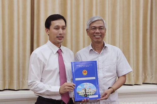 TPHCM có Chủ tịch UBND quận 37 tuổi