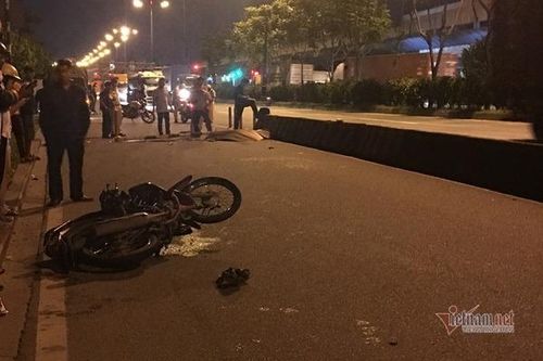Lao xe máy tông gãy biển báo, nam sinh viên tử vong