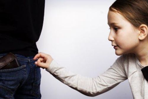 Con ăn trộm tiền lần đầu, bố mẹ xử lý thế nào?