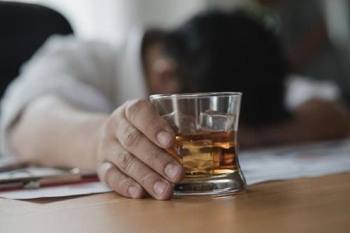 Hãi hùng những biến chứng do uống quá nhiều rượu: Lời cảnh tỉnh sâu sắc tới các quý ông