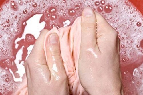 Áo trắng chuyển màu 'cháo lòng' đừng vứt đi, cho sữa vào ngâm trắng tinh như mới