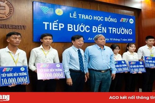 Trao học bổng 'Tiếp bước đến trường' cho sinh viên Trường Đại học An Giang