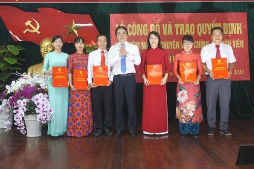 Trao quyết định bổ nhiệm ngạch chuyên viên chính, chuyên viên và chức danh nghề nghiệp hạng II