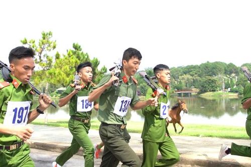 Trao giải môn chạy vũ trang – việt dã thuộc Đại hội khỏe ''Vì an ninh tổ quốc''