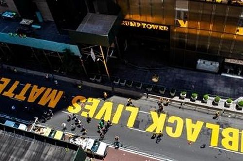 Thị trưởng New York sơn dòng chữ 'Black Lives Matter' trước tòa Tháp Trump
