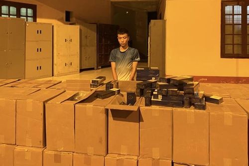 Xe thư báo chở... thuốc lá lậu