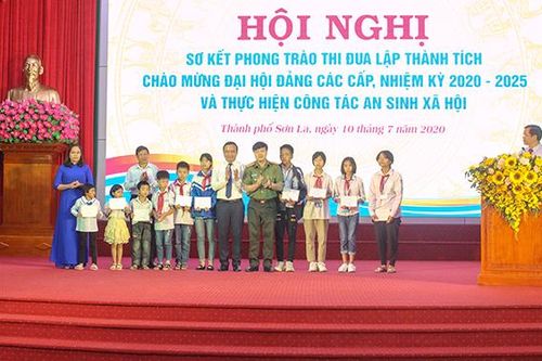 Trao hỗ trợ cho các học sinh có hoàn cảnh khó khăn trên địa bàn TP Sơn La