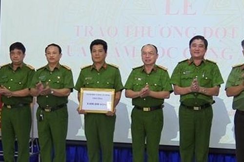 Khen thưởng tập thể phá chuyên án cướp táo tợn ở Bình Dương