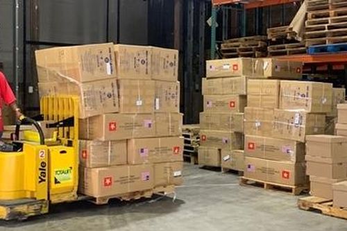Quốc hội Việt Nam tặng khẩu trang cho Ban Thư ký Liên minh Nghị viện thế giới
