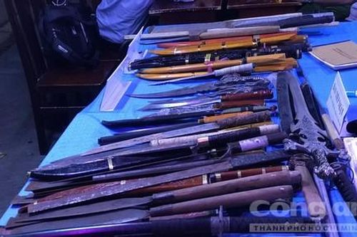 TPHCM: Trong 1 đêm công an vận động giao nộp nhiều hung khí nguy hiểm