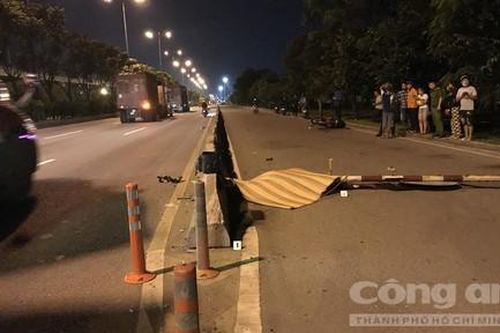 Tông cột biển báo giao thông ở Sài Gòn, thanh niên chết tại chỗ