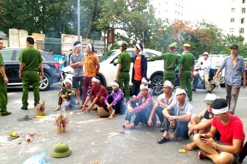 Mang di ảnh nạn nhân ngồi giữa đường: Vì sao vụ án giải quyết 1 năm chưa xong?