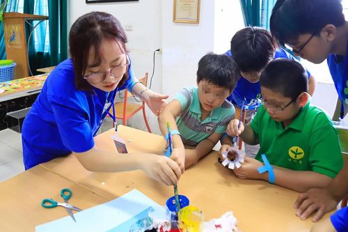 Cùng trẻ em thiểu năng trí tuệ phân loại rác thải