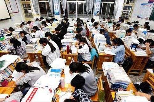 Kỳ thi Đại học Trung Quốc: Đề Văn hot vì khó hiểu, đề Toán hỏi tỷ lệ kim tự tháp Ai Cập