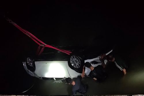 Ôtô lao xuống biển, 4 người nguy kịch