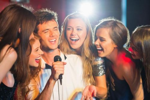 Máy karaoke đã phổ biến khắp thế giới như thế nào?
